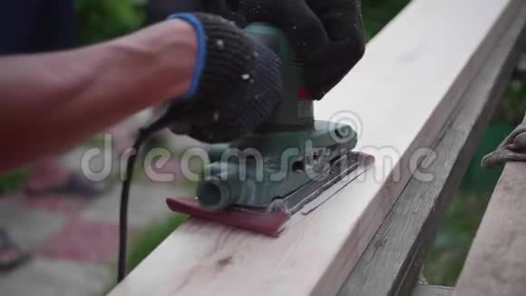 人建设者用电动工具在工作台上工作用木头做的物体的构造木板加工视频的预览图