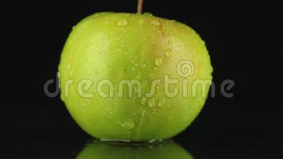 水滴顺着绿苹果的皮流下来视频的预览图