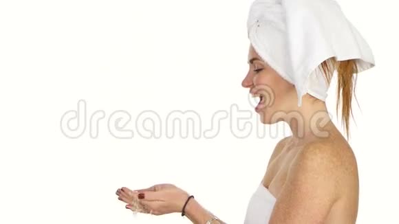 年轻的女性洗着她的脸视频的预览图