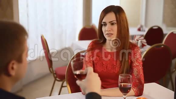男人和女孩在餐厅约会浪漫的情人节蜡烛酒视频的预览图