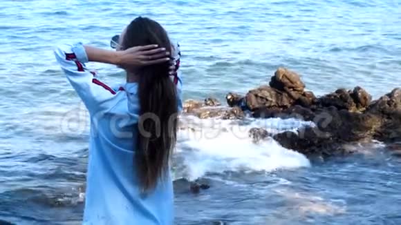 落基海海滩上的时髦女人视频的预览图