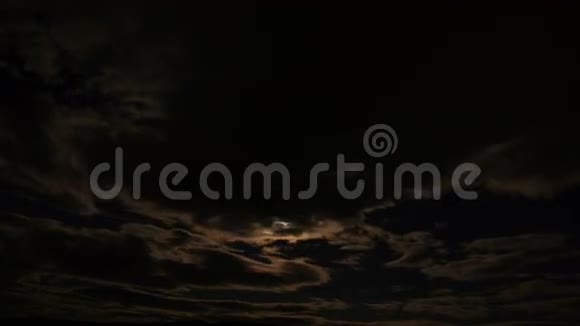 4k月夜时光流逝经过的云随后使月亮黯然失色视频的预览图
