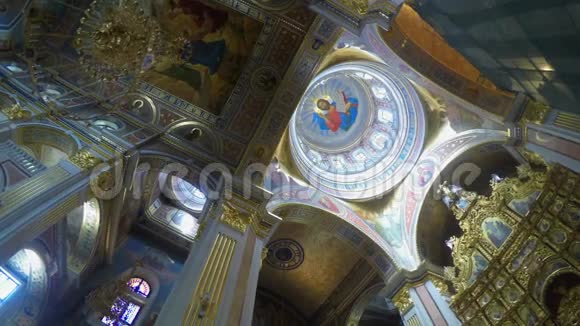 后面是俄罗斯教堂的蜡烛和图标视频的预览图
