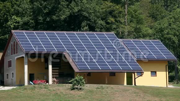 森林附近房子的太阳能发电站视频的预览图