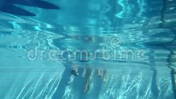孩子在游泳池里游泳时有一个充气圈动作缓慢视频的预览图