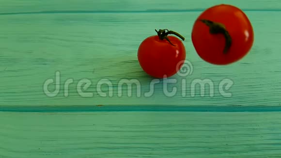 在木制慢镜头拍摄的樱桃番茄视频的预览图
