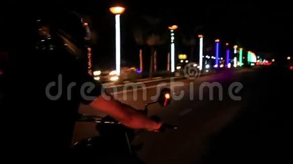 夜间沿利特街骑摩托车视频的预览图