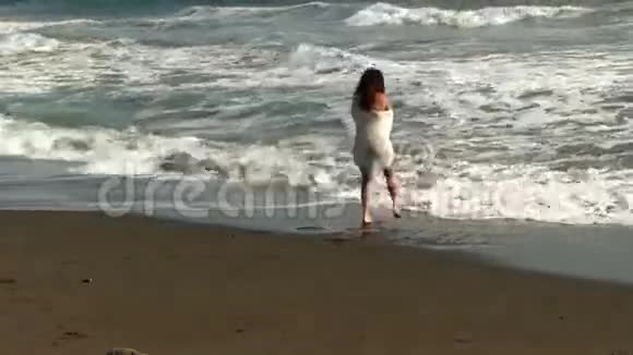 在白色封面和比基尼沙滩上的女孩视频的预览图