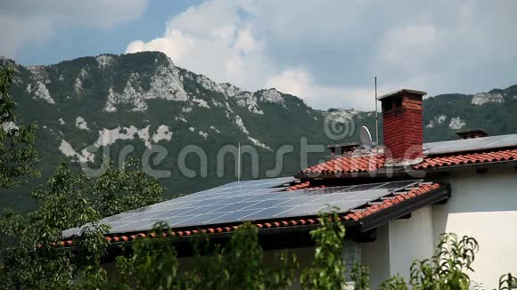 后面有山脉的太阳能发电站视频的预览图