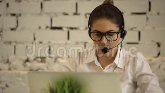 女人在电脑上打字在电话号码上说话视频的预览图