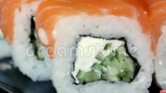 黑色盘子里的日本寿司4K超高清视频视频的预览图