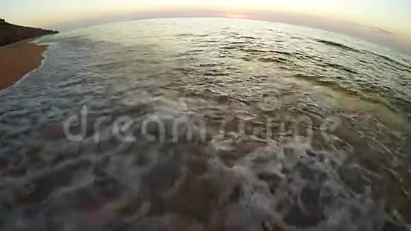 ActioncamDolly用的波浪和日落拍摄了od海岸视频的预览图
