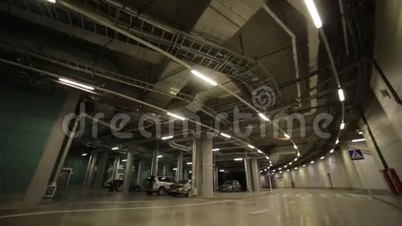 汽车在地下停车场视频的预览图