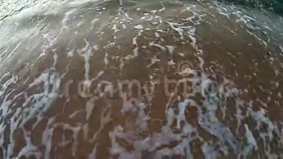 海水泡沫在水面上形成的纹理图案的多莉镜头头顶透视视频的预览图