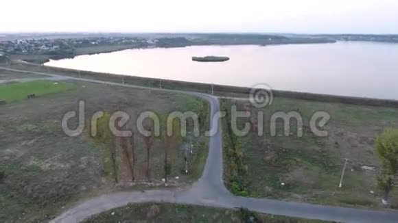 从无人驾驶飞机上看到的湖和陆地视频的预览图