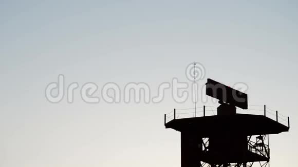 在日落时分起飞的飞机飞越雷达通信塔视频的预览图