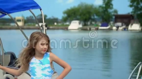 小女孩在游艇上摆姿势拍照视频的预览图