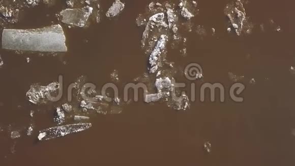 漂浮在河上的浮冰冰在春天的漂流视频的预览图