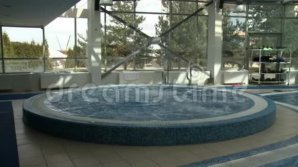 室内圆形游泳池景观视频的预览图