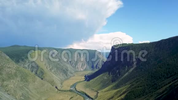 俄罗斯阿勒泰湖的山景在白雪皑皑的高山之间流动的山河视频的预览图