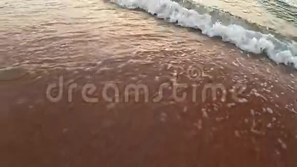 海浪拍打在沙滩上的海洋海景视频的预览图