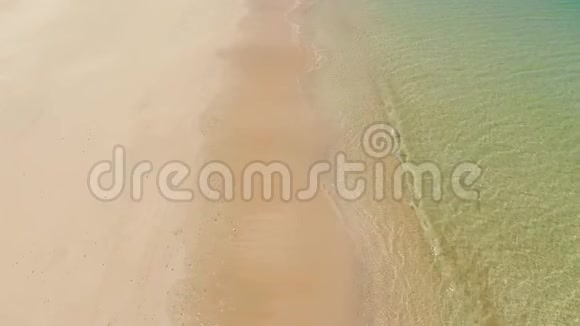 宽的热带海滩白色的沙子从上面看视频的预览图