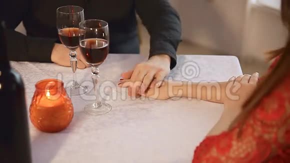 情人节男女餐厅会合浪漫夜烛酒视频的预览图