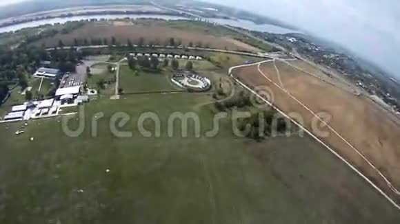 伞兵飞越绿野降落的时刻极端活跃的运动视频的预览图