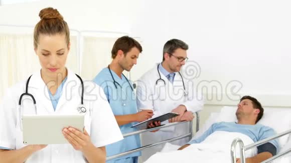 医生在床上和病人说话而病人在检查药片视频的预览图