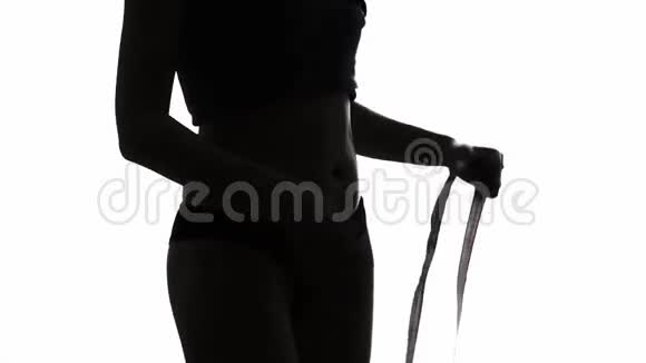 女人测量腰部视频的预览图
