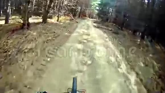 骑自行车穿越地形视频的预览图