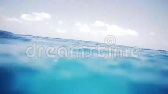 海洋中波浪的可循环视频视频的预览图