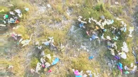 在克罗地亚帕格岛的草地上飞过废弃的塑料袋视频的预览图