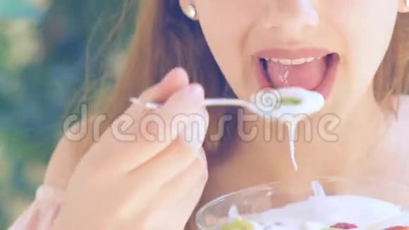 年轻女人吃酸奶视频的预览图