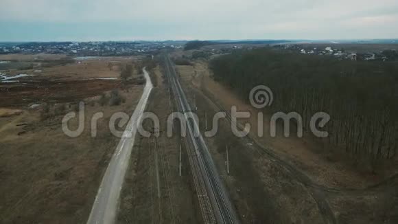 鸟瞰乌克兰村庄的田野道路小径树木视频的预览图
