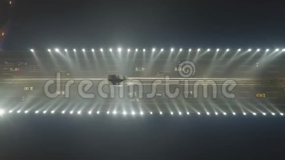 广州市区的桥梁和夜间的汽车交通中国广东鸟瞰图视频的预览图