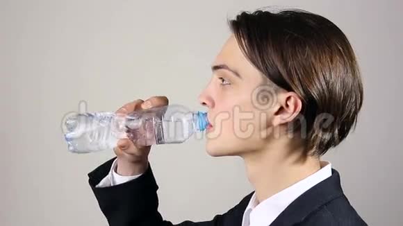 年轻人打开瓶子喝水视频的预览图