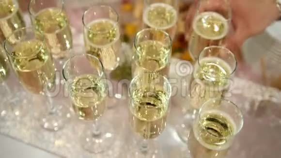 提供活动餐桌上放一杯香槟视频的预览图