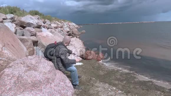 旅行者在海里扔卵石视频的预览图