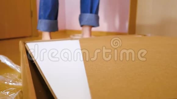 组装白色卧室家具女孩在房子里收集木材家具搬到一个新的公寓概念视频的预览图