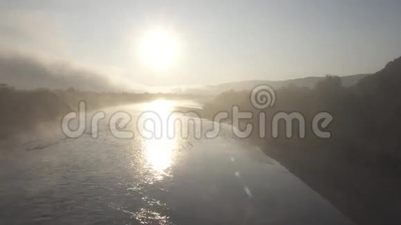 平静朦胧的早晨越过河流日出和灰雾背景视频的预览图