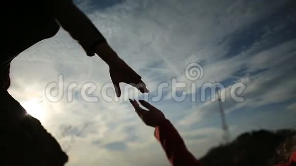 两只手握着夕阳剪影视频的预览图