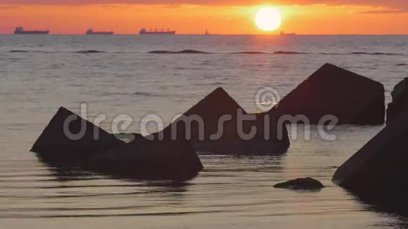 平静的大海和防波堤上日落视频的预览图