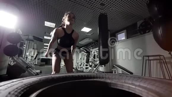 健身中心的布鲁内特女士加强俯卧撑锻炼视频的预览图