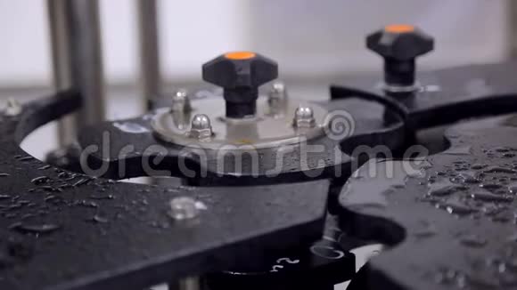 线的制水自动机器人设备的工作视频的预览图