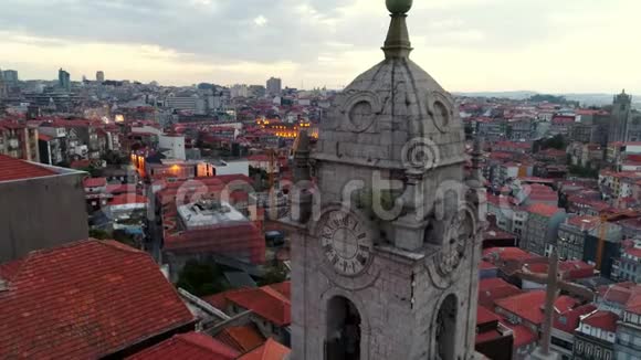 俯瞰古老的欧洲城市上空的古老钟楼视频的预览图