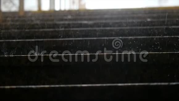 大雨缓慢地落在大理石台阶上4k3840x2160视频的预览图