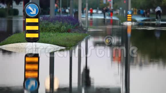 被洪水淹没的主要街道的景色视频的预览图