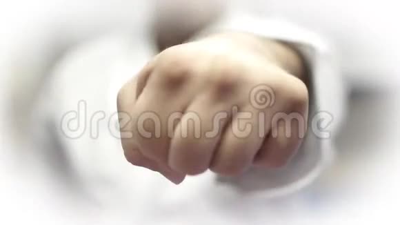 空手道大师用双手冲压的正面视图可循环视频的预览图