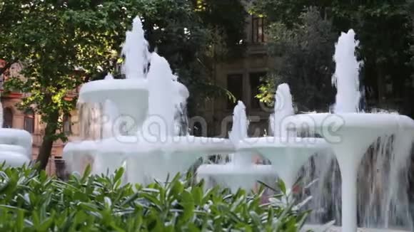 在阿塞拜疆巴库公园美丽的活水喷泉令人难忘的水花视频的预览图